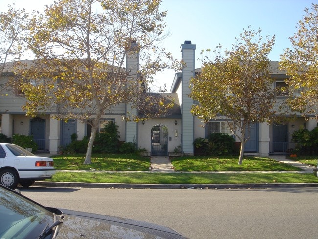 10711-10727 WALNUT Ave in Los Alamitos, CA - Foto de edificio - Building Photo