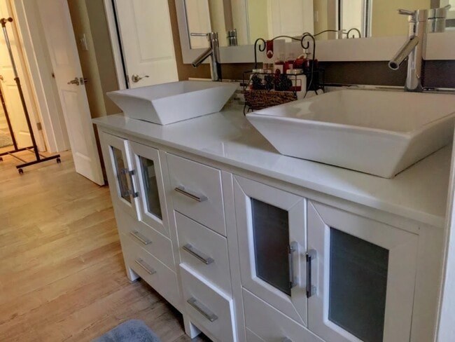 18307 Burbank Blvd in Los Angeles, CA - Building Photo - Building Photo