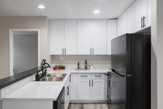 Parkway Village in Escondido, CA - Foto de edificio - Interior Photo