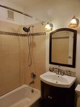 2534 73rd St, Unit 2F in East Elmhurst, NY - Foto de edificio - Building Photo