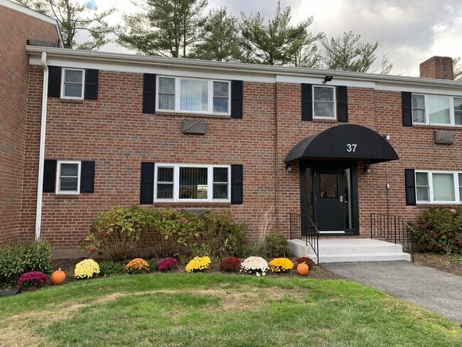 37 Robbins Ln, Unit 37D in Rocky Hill, CT - Foto de edificio - Building Photo
