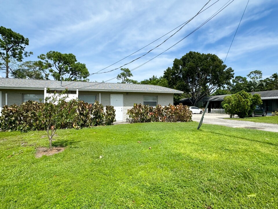 301 South Rd, Unit B in Ft. Myers, FL - Building Photo