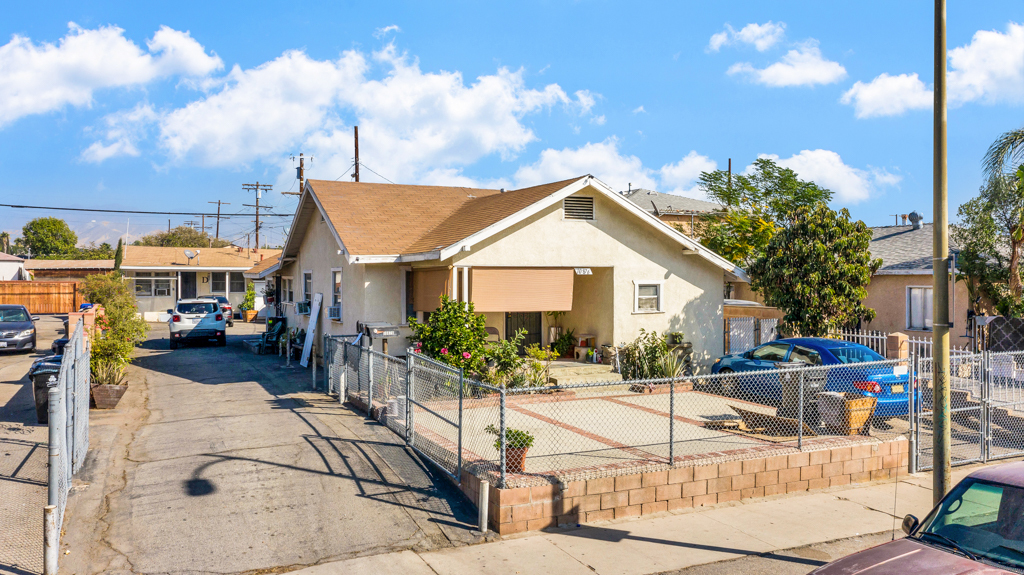 10876 Sutter Ave in Pacoima, CA - Building Photo