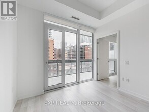39-339 Roehampton Ave in Toronto, ON - Building Photo - Building Photo