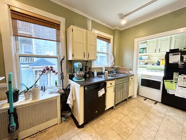 12 Oswald St, Unit 2 in Boston, MA - Foto de edificio - Building Photo