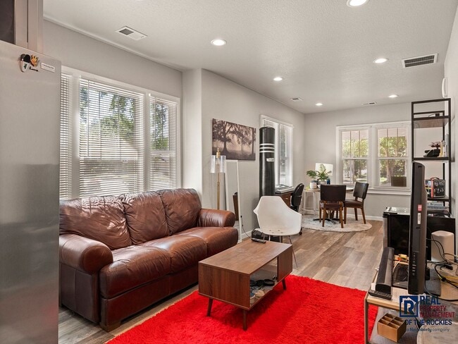 property at 700 W Myrtle St