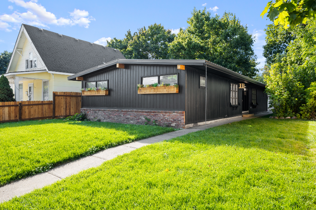 property at 943 N 7th St
