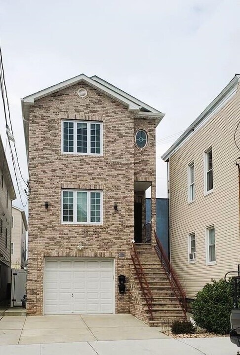 220 William St, Unit 1st AND ground floor in Harrison, NJ - Foto de edificio