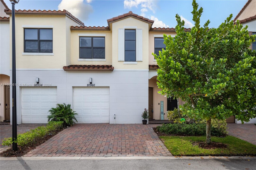 20960 NW 1st Dr in Pembroke Pines, FL - Foto de edificio