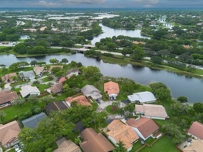 2330 Dover in Weston, FL - Building Photo - Building Photo