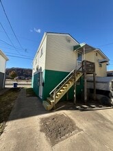 1109 Garfield St, Unit Garage Apartment in Mcmechen, WV - Foto de edificio - Building Photo