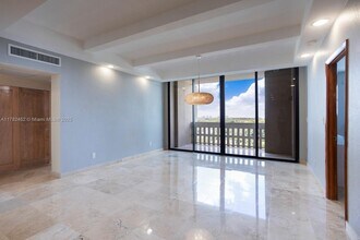90 Edgewater Dr in Miami, FL - Building Photo - Building Photo