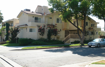 575 E Palm Ave in Burbank, CA - Building Photo - Building Photo