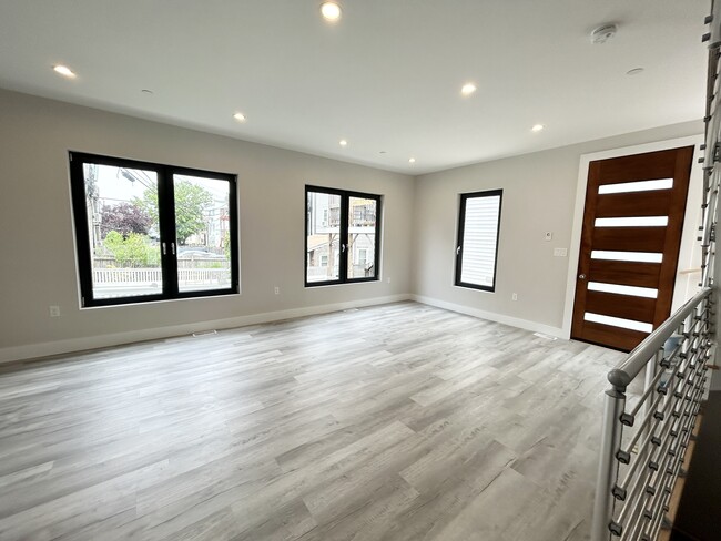 2 W 3rd Street Pl, Unit R