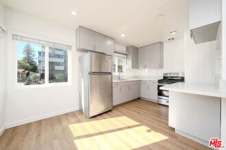 332 S Wilton Pl in Los Angeles, CA - Building Photo - Building Photo