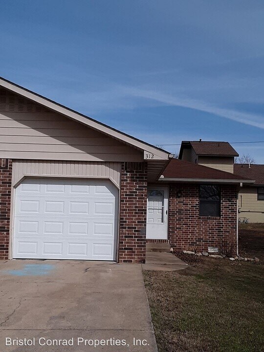 312 Newton Ave in Mountain Home, AR - Foto de edificio