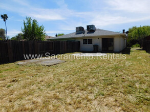 4978 Saddlerock Way in Sacramento, CA - Building Photo - Building Photo