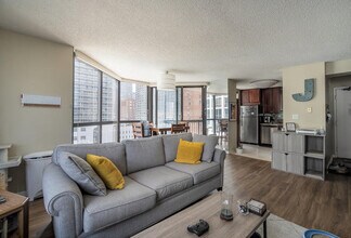 33 W Delaware Pl, Unit 10 B in Chicago, IL - Building Photo - Building Photo