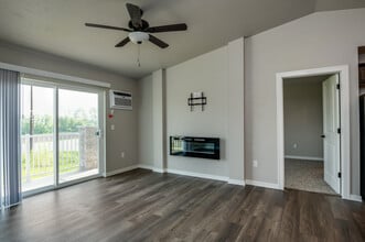 Fox Crossing Creek Apartments in Neenah, WI - Foto de edificio - Building Photo