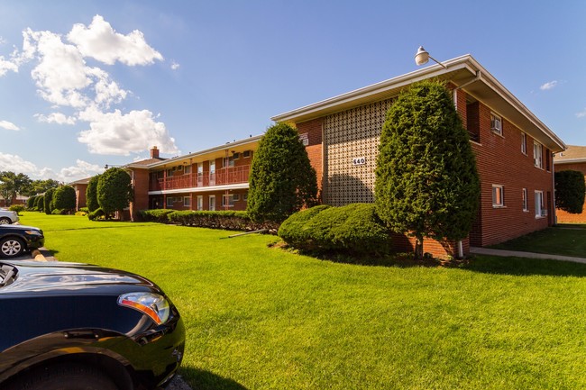 Greenfield Square Apartments in Des Plaines, IL - Building Photo - Building Photo