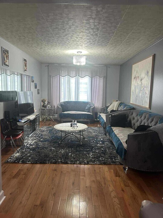 166 W 32nd St in Bayonne, NJ - Building Photo