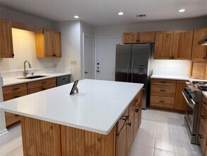 9106 Rockcrest Cir in Austin, TX - Foto de edificio - Building Photo
