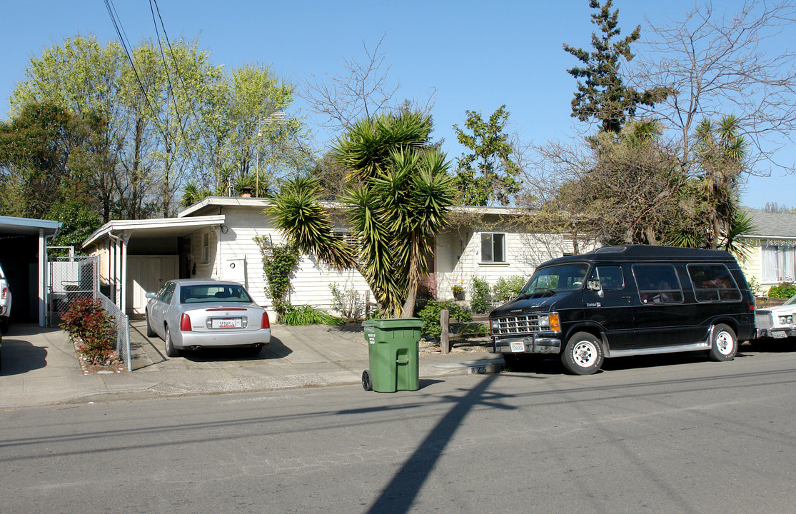 825 Corby Ave in Santa Rosa, CA - Foto de edificio