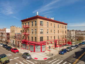 903 35th Ave in Long Island City, NY - Foto de edificio - Building Photo