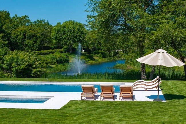15 Parrish Pond Ln in Southampton, NY - Building Photo - Building Photo