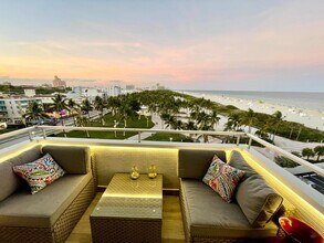 465 Ocean Dr in Miami Beach, FL - Building Photo - Building Photo