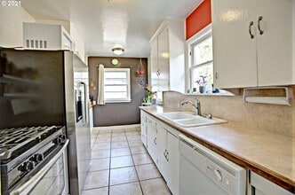 8124 SE Market St in Portland, OR - Building Photo - Building Photo