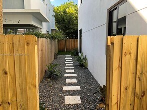 3376 Perry Frow Dr in Miami, FL - Building Photo - Building Photo