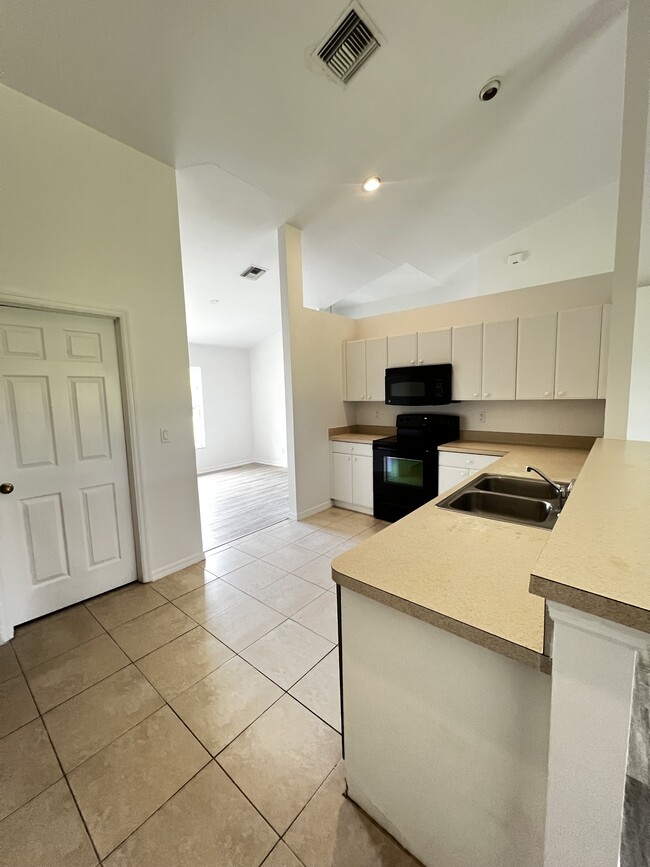 1013 Tropicana Parkway W in Cape Coral, FL - Foto de edificio - Building Photo