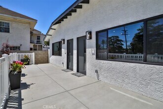 2111 Scott Rd, Unit 1 in Burbank, CA - Building Photo - Building Photo