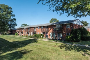 Country Club Apartments in Levittown, PA - Building Photo