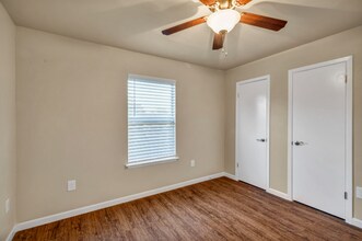 525 Jones Ave in Blanco, TX - Foto de edificio - Building Photo