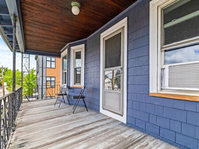 256 Main St, Unit 2 in Medford, MA - Foto de edificio - Building Photo