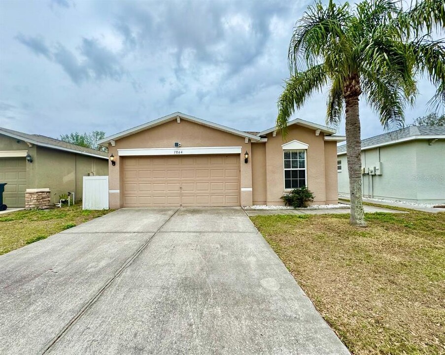 7864 Carriage Pointe Dr in Gibsonton, FL - Building Photo