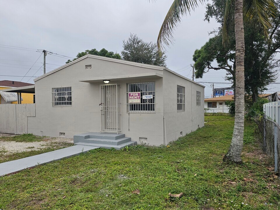 1240 Rutland St in Opa Locka, FL - Building Photo