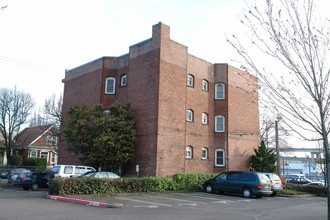 Cheltanham Apartments in Portland, OR - Building Photo - Building Photo