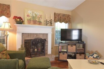 325 Silverthorn Dr in Marietta, GA - Foto de edificio - Building Photo