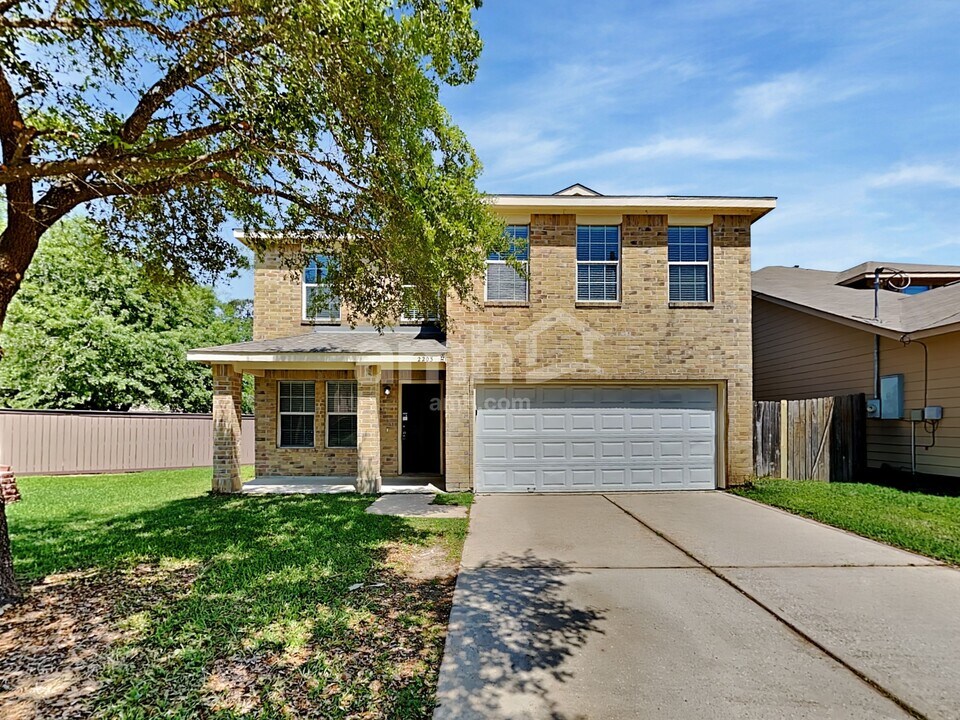 2203 Shady Birch Dr in Conroe, TX - Foto de edificio