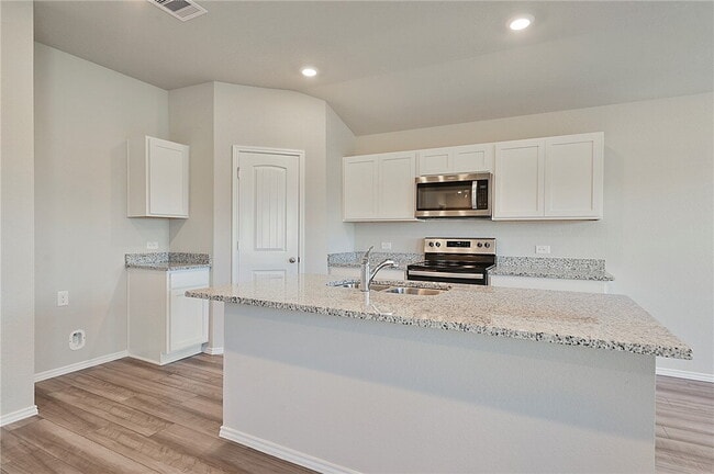 2527 River Wy Dr in Navasota, TX - Building Photo - Building Photo