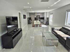4010 N Circle Dr in Hollywood, FL - Building Photo - Building Photo
