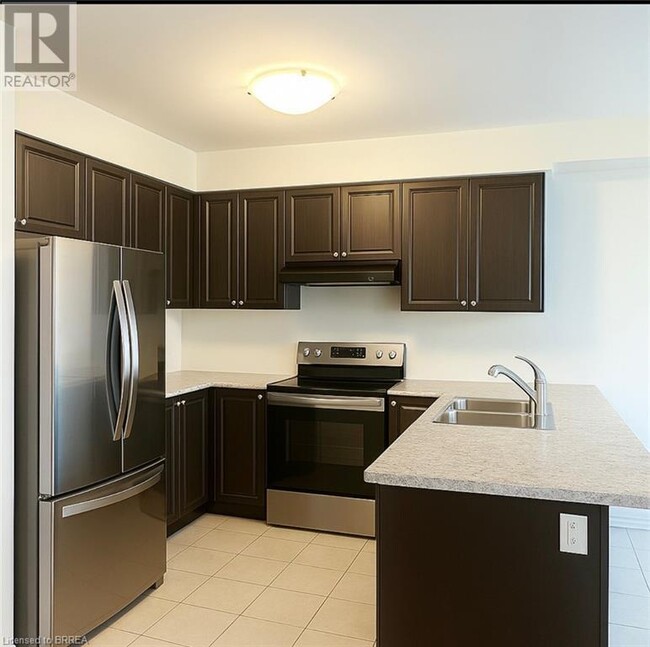 11 Amos Ave in Brantford, ON - Building Photo - Building Photo