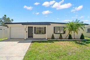 4135 Des Moines St NE, Unit 208-4 in St. Petersburg, FL - Building Photo