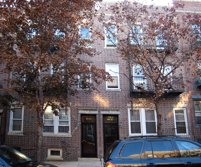 45-21-23 40th St in Long Island City, NY - Foto de edificio - Building Photo