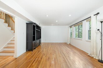 743 10th St in Secaucus, NJ - Foto de edificio - Building Photo