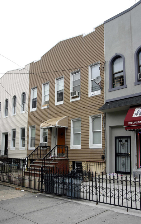 215 Saint Nicholas Ave in Brooklyn, NY - Foto de edificio