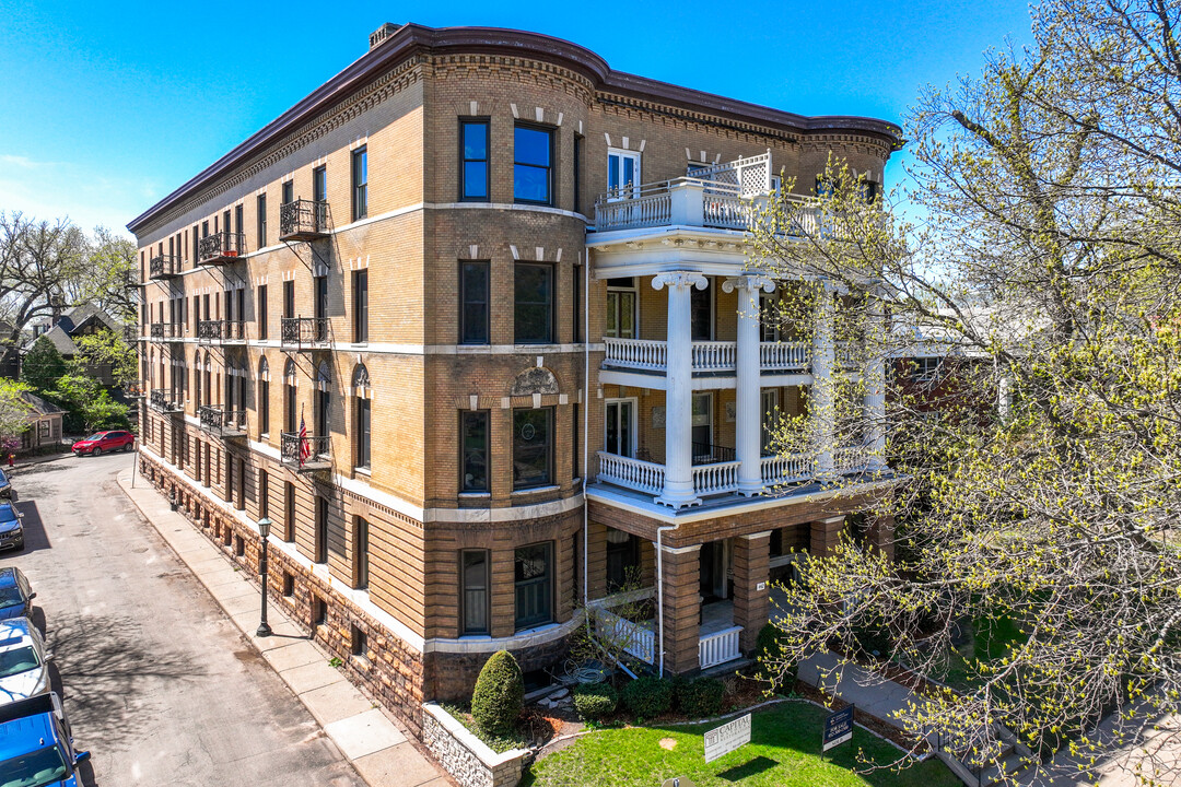 Summit Court Condominiums in St. Paul, MN - Building Photo